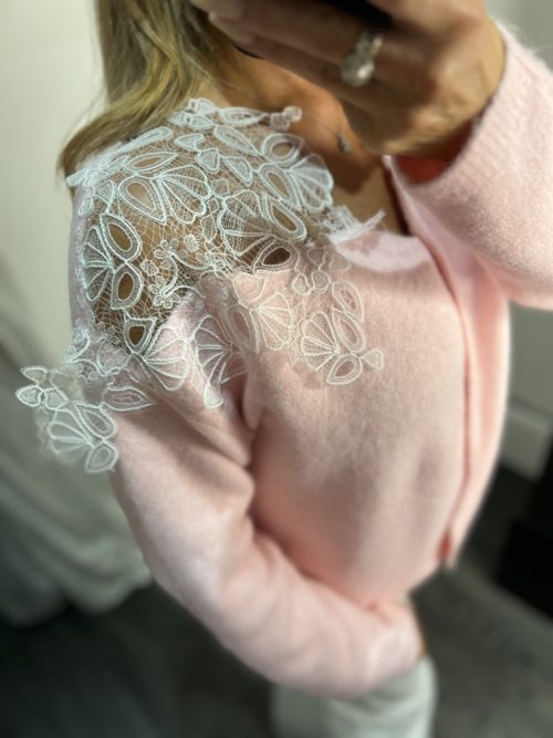 ponk jumper with whuite lace hsolulders