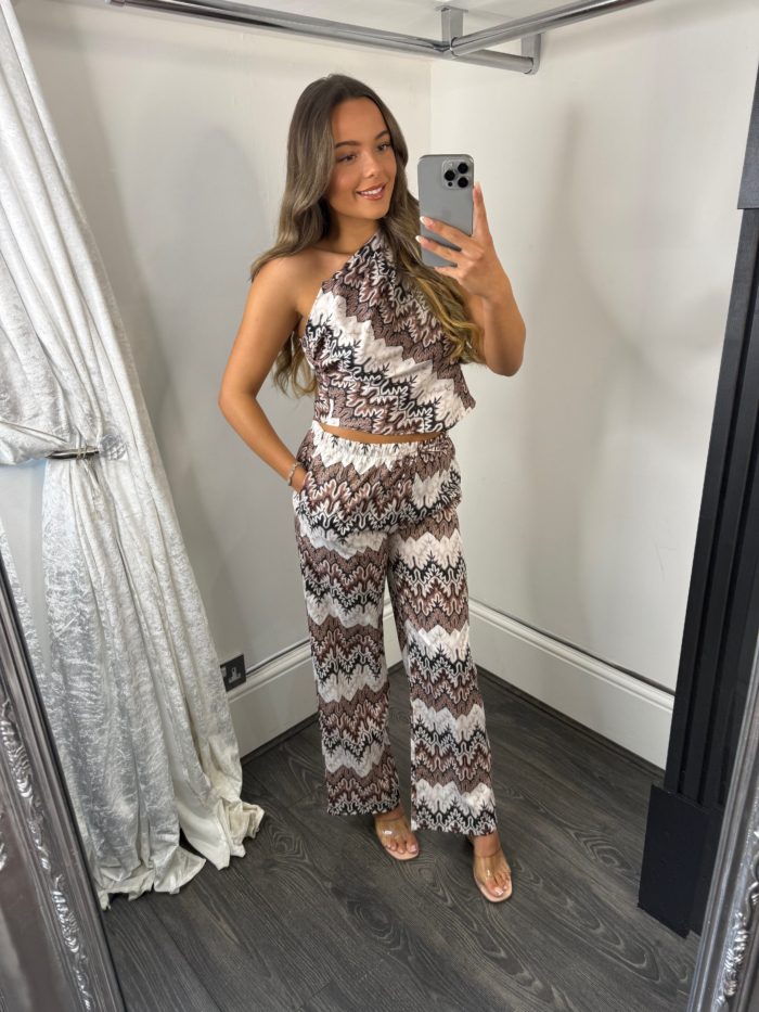 Facetune_11-06-2026-17-37-08