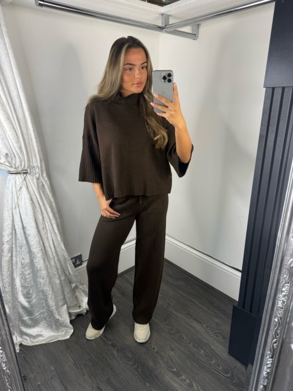 Facetune_24-09-2026-15-34-44
